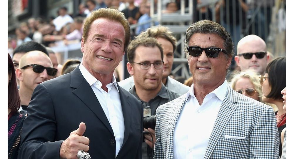 Schwarzenegger ve Stallone arasında  bıçak düellosu 
