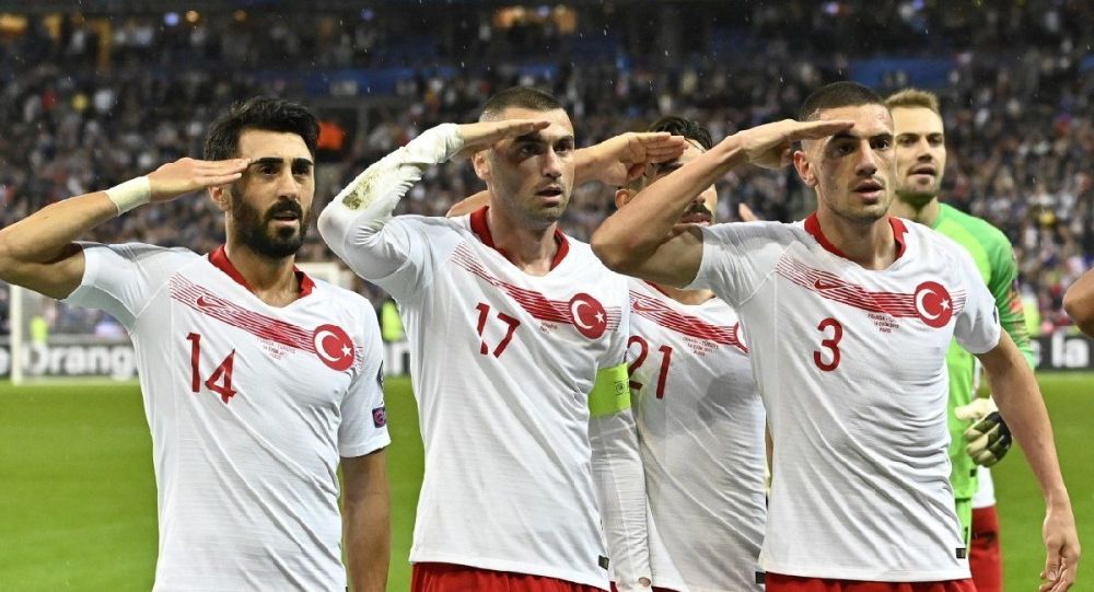 Asker selamı veren  A Milli Futbol Takımı oyuncularına ceza yok