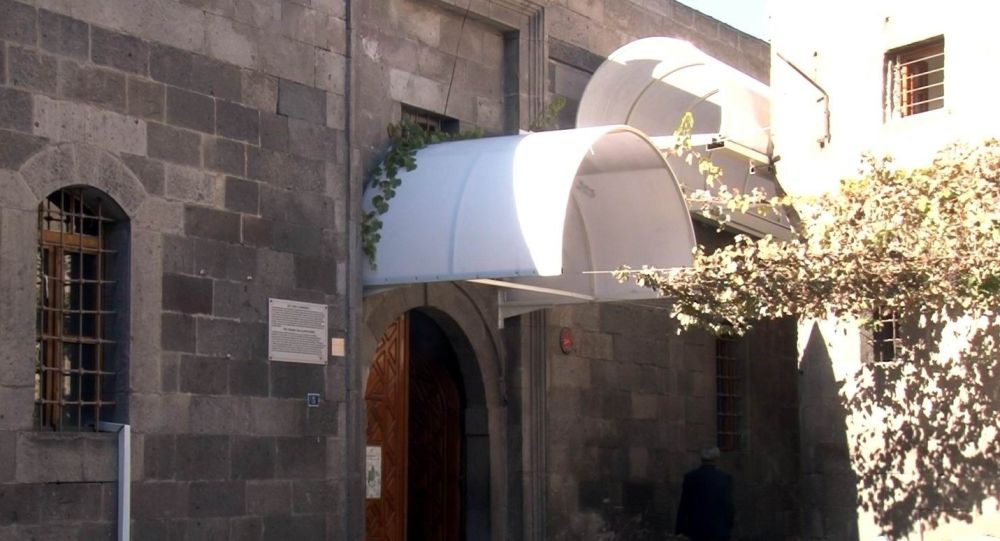 884 yıllık caminin kapı üstlerine tente yapıldı