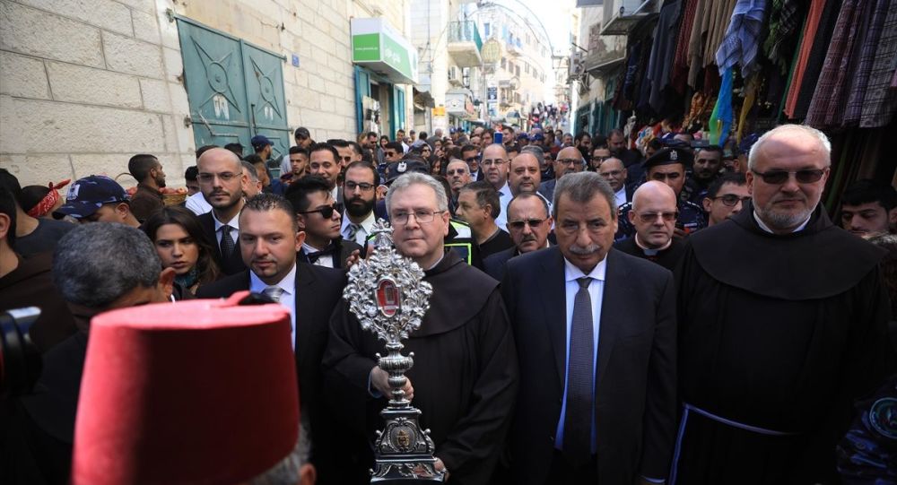 Filistin de Hz. İsa nın beşiğinin parçasının gelişi kutlandı