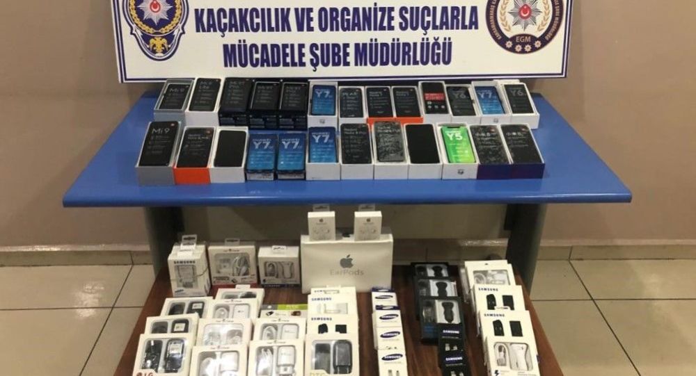 Seyyar satıcıdan 90 bin liralık kaçak telefon çıktı