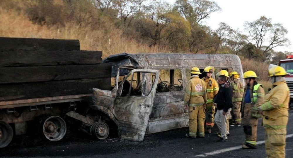 Minibüs alev aldı: 14 kişi yanarak can verdi