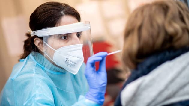 Uzmanlar uyardı: Omicrona karşı çift maske önerisi