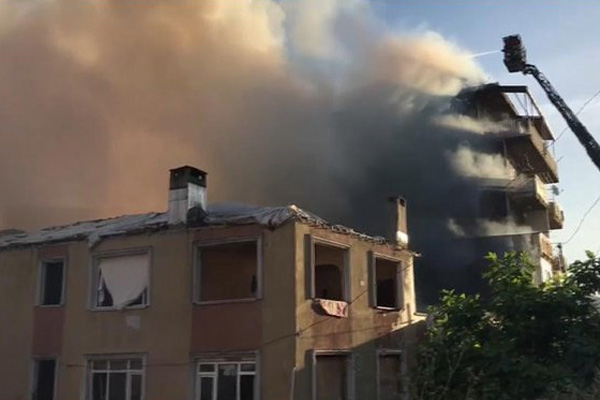 İstanbul Kadıköy de yangın: 2 ölü