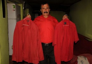 41 yıldır sadece  kırmızı gömlek  giyiyor!