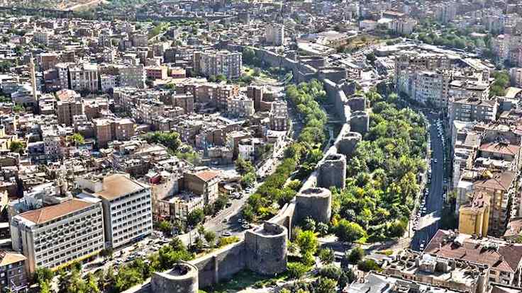 Diyarbakır da 11 muhtar açığa alındı