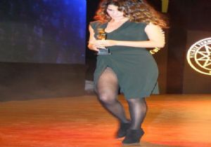 Beren Saat´ten dekolte şov!