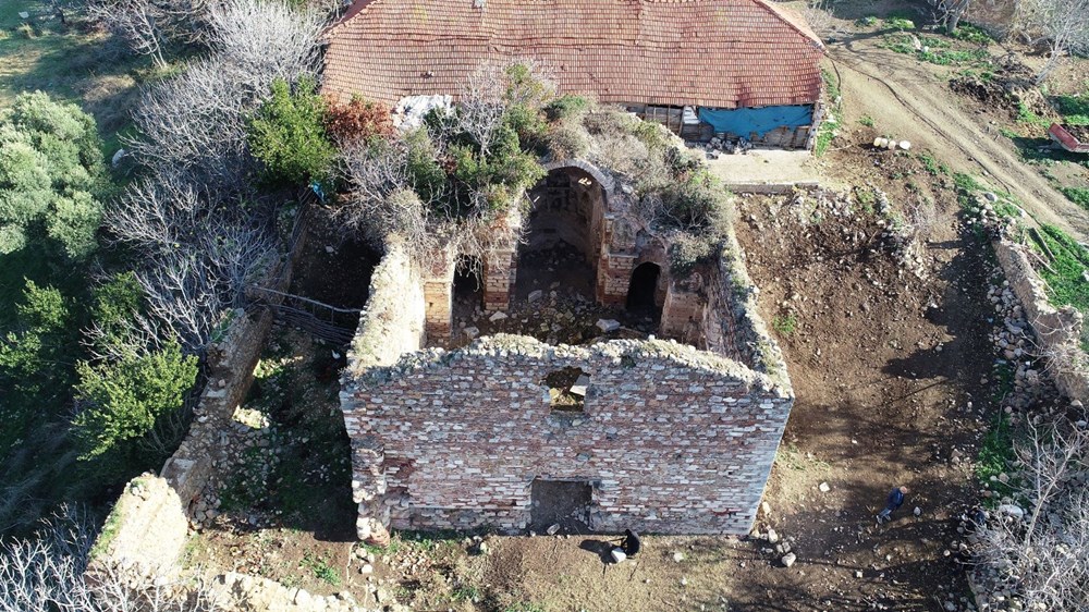 Tarihi kilise definecilerin hedefi oldu