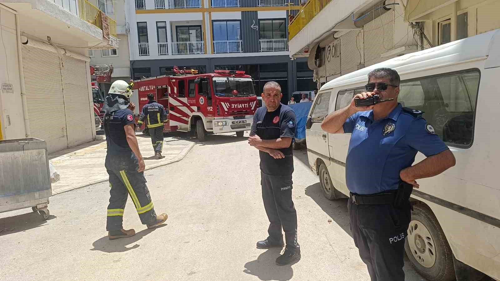 Manavgat’ta genç kız evi yakmaya kalktı