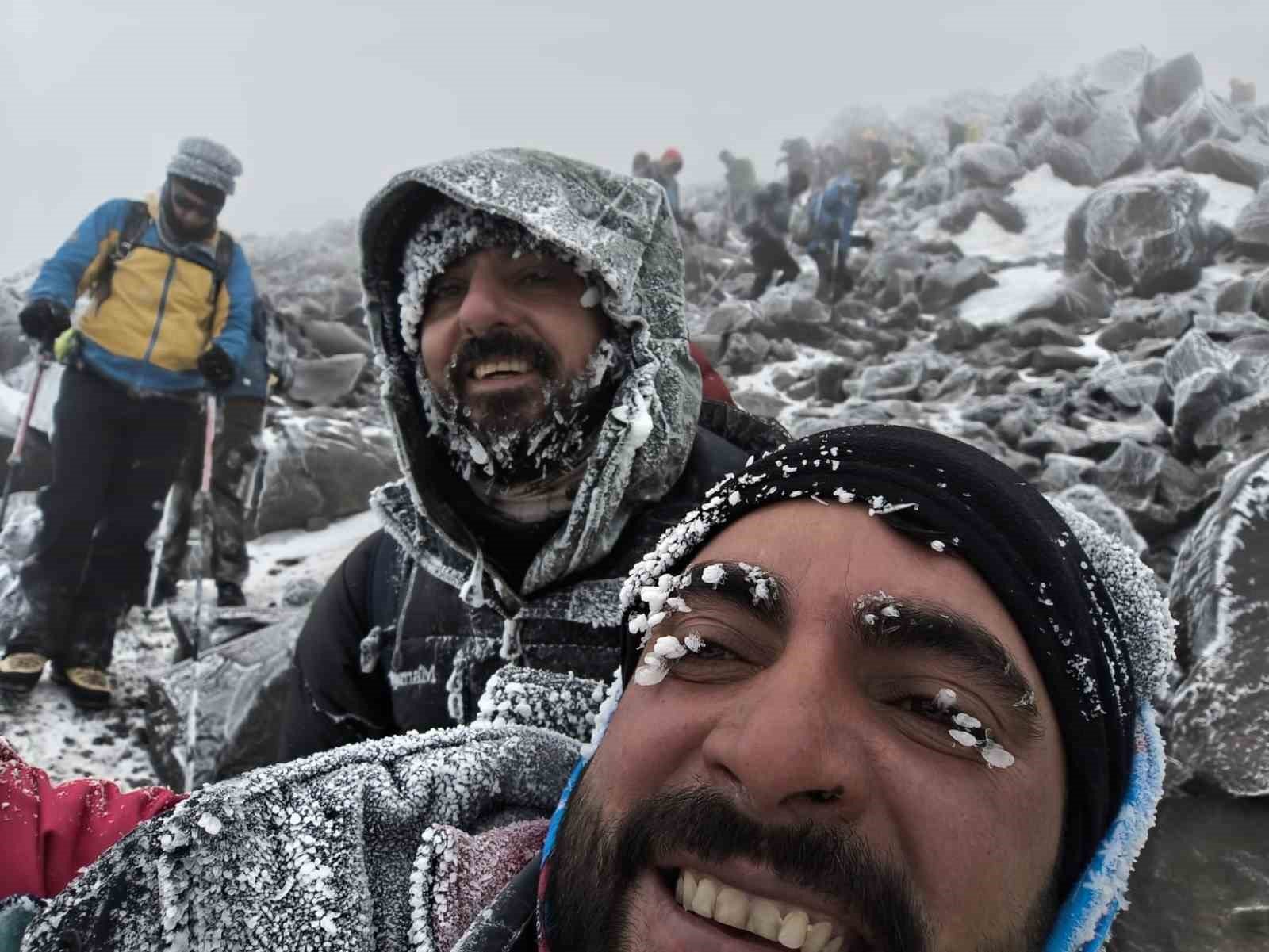 Temmuz’da -35 derecede Ağrı Dağı’na tırmanış
