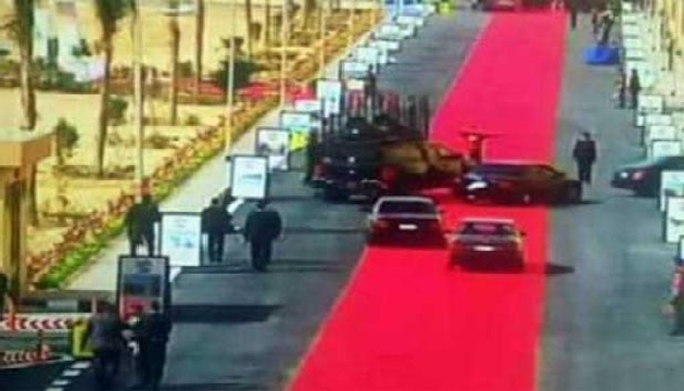 Mısır Sisi’nin konvoyuna serilen kırmızı halıyı konuşuyor