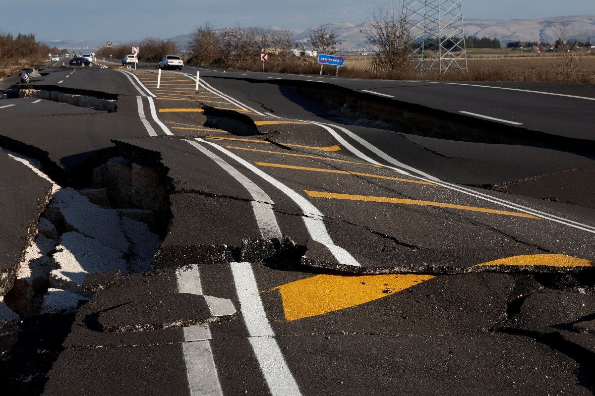 Kahramanmaraş taki depremde yol yarıldı araçlar içine düştü