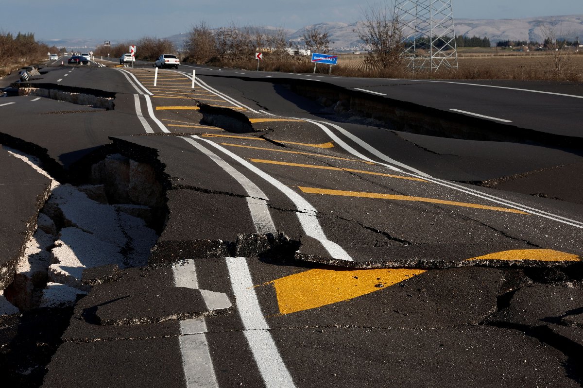 Kahramanmaraş taki depremde yol yarıldı araçlar içine düştü