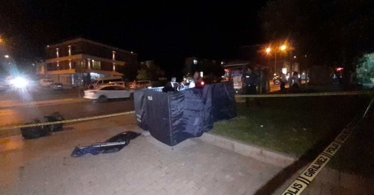 İzmir de evsiz adam parkta ölü bulundu