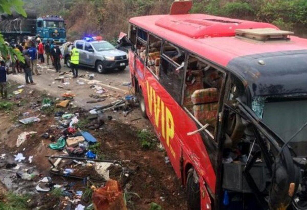 Yolcu otobüsüne silahlı saldırı: 22 ölü