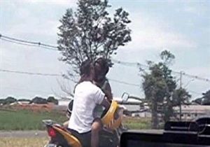 Motosikleti Sevgilisini Öperek Kullandı!