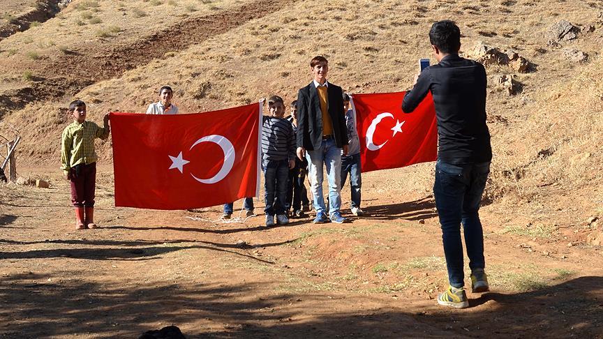 Darbe filmini cep telefonu ile çekiyorlar