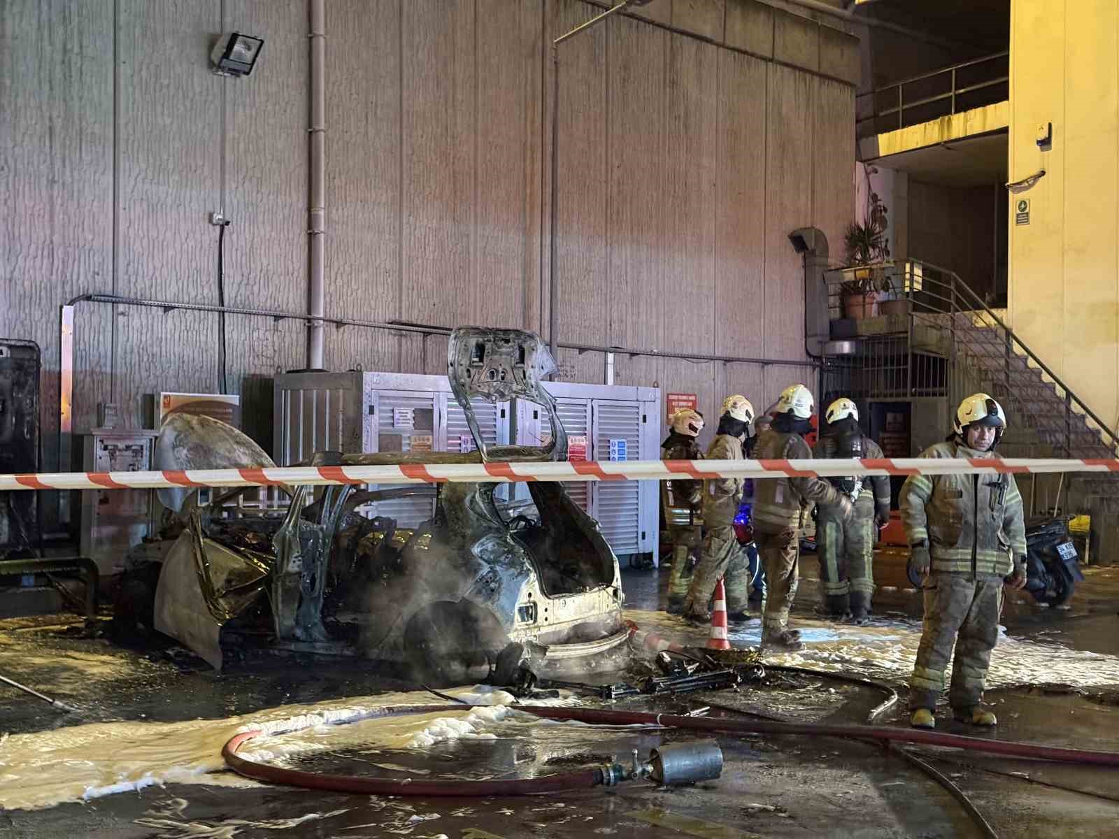 Akaryakıt istasyonundaki otomobilde patlama