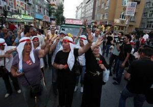 BU NASIL İŞ? TERÖRİSTİN YÜZÜNÜ GÖRMEK İÇİN KUYRUK OLUŞTURDULAR!