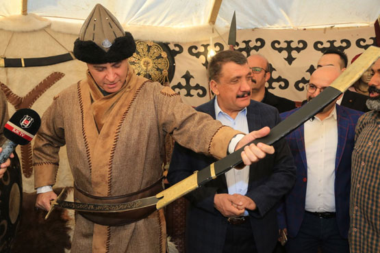 Fikret Orman, kaftan giydi, kılıç kuşandı