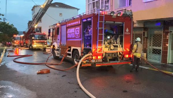 İstanbul da 3 bina alev alev yandı