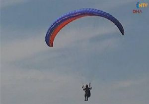 Paraşüt gösterisinde faciaya kıl payı!