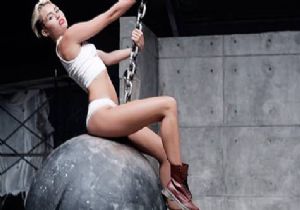 Miley Cyrus Yeni Klibinde Çırıl Çıplak Soyundu!