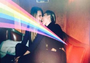 Miley Cyrus, ünlü model Cara Delevingne ile öpüştü!