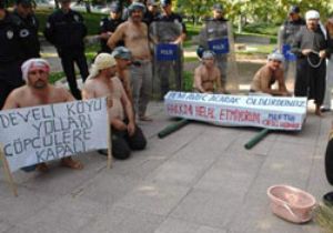 Meclis Önünde Çıplak Protesto