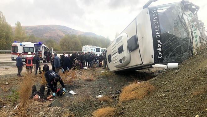 Ankara da servis aracı devrildi: 30 yaralı