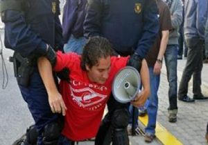 Protestocular Banka Bastı