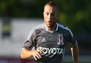 Siyah-Beyazlı Futbolcu Töre Ameliyat Oldu!