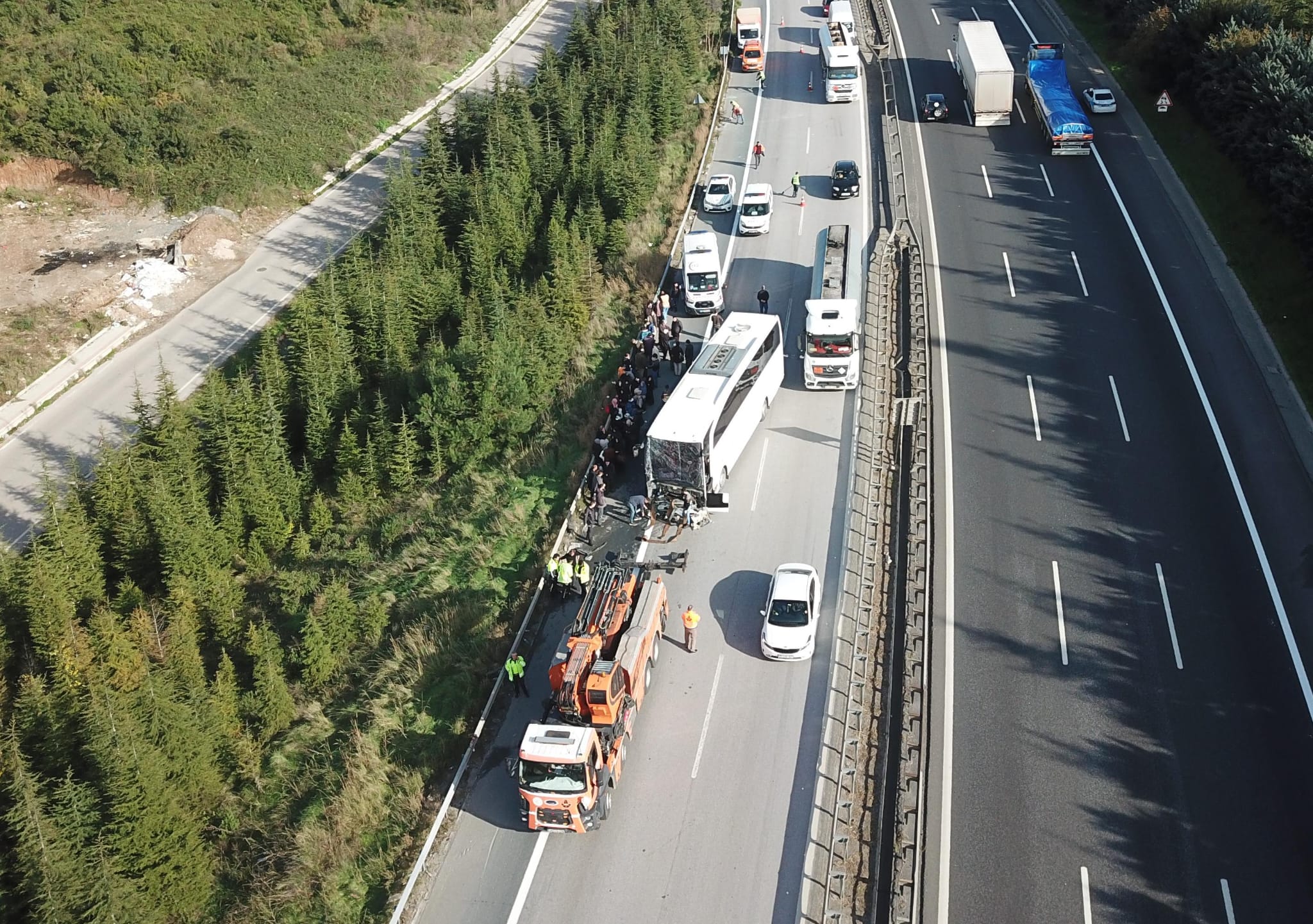 TEM de büyük kaza! Yolcu otobüsü TIR a çarptı