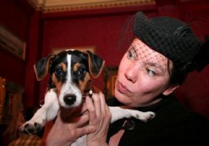 İngiltere‘de Yaşayan Kadın Köpeğiyle Evlendi!
