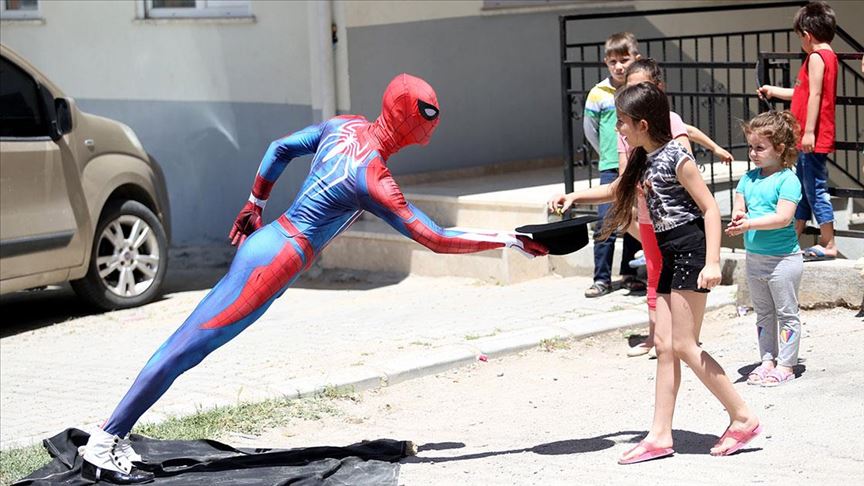 Antalyalı  Örümcek Adam dan çocuklara bayram şekeri