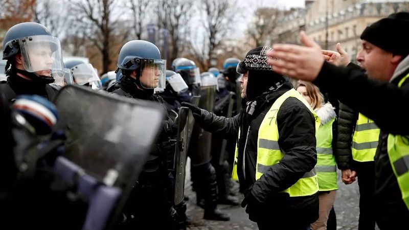 Fransa’da 103  sarı yelekli  gözaltına alındı