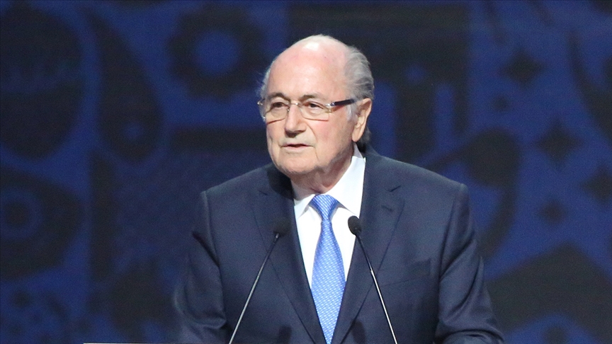 Sepp Blatter futboldan men edildi