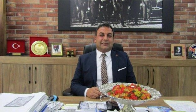 Gölbaşı'nda belediyeyi ziyaret edenlere 'jelibon' ikram etti
