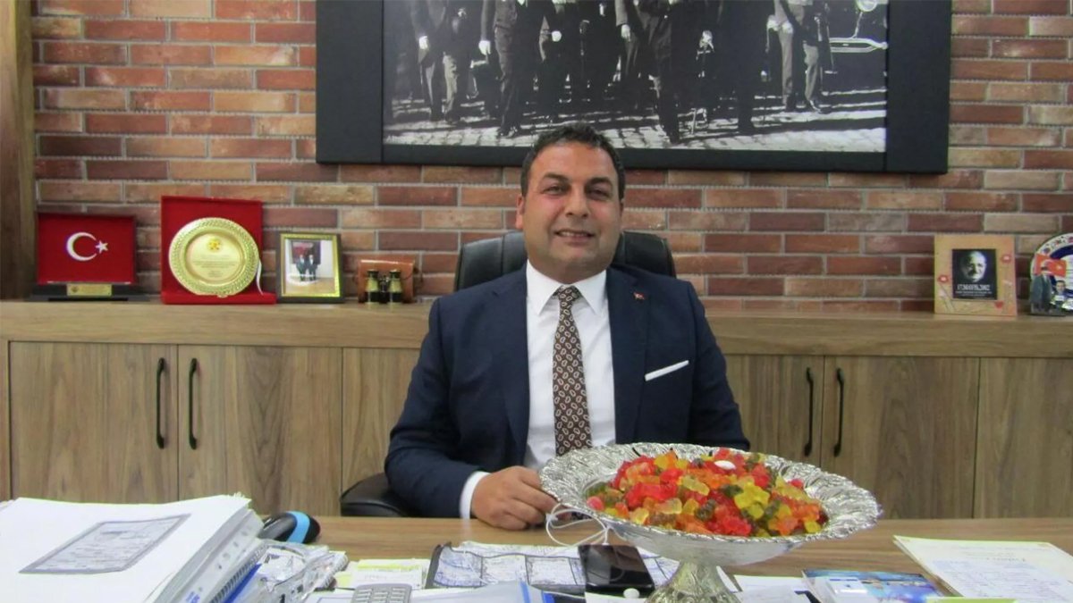 Gölbaşı nda belediyeyi ziyaret edenlere  jelibon  ikram etti