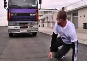 Kulağıyla 8 Ton Arabayı Çekti!