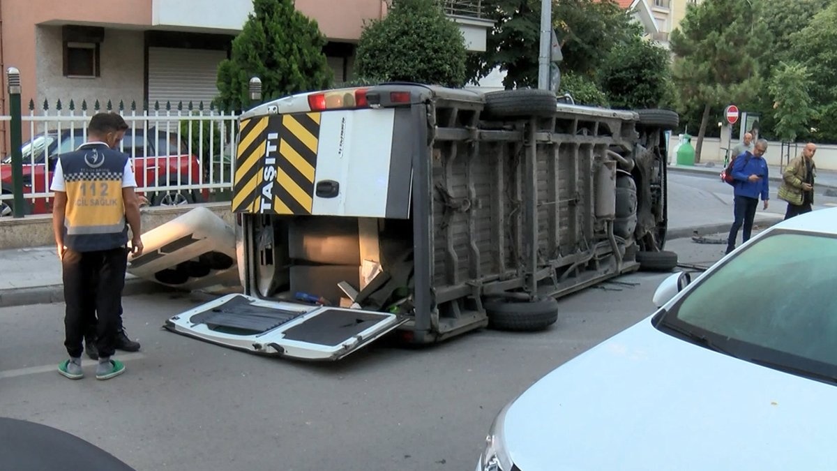 İstanbul da korkutan kaza: İki işçi servisi çarpıştı