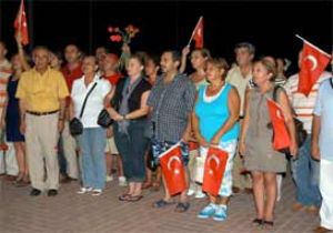  Biz kaç kişiyiz den Karanfilli Protesto