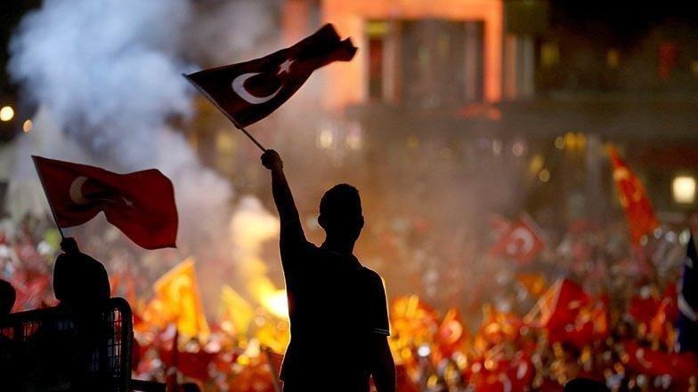 Ünlülerden 15 Temmuz paylaşımları!