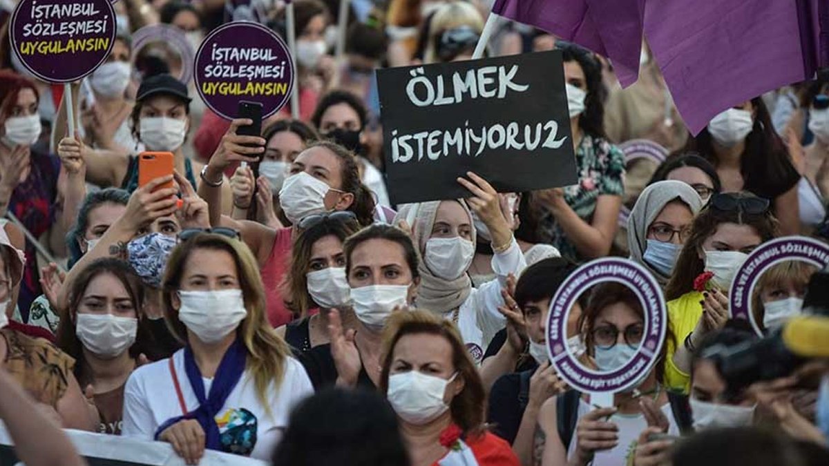 Kadına karşı şiddet protestosunda gözaltına alınan kadınlara sınır dışı kararı