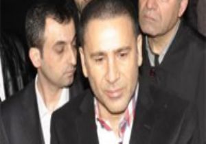 İzzet Yıldızhan ı tokat attığı karısı  ağlattı!