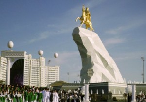 Türkmen lideri altın heykelini diktirdi!