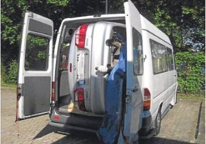 Minibüsün İçinden Otomobil Çıktı