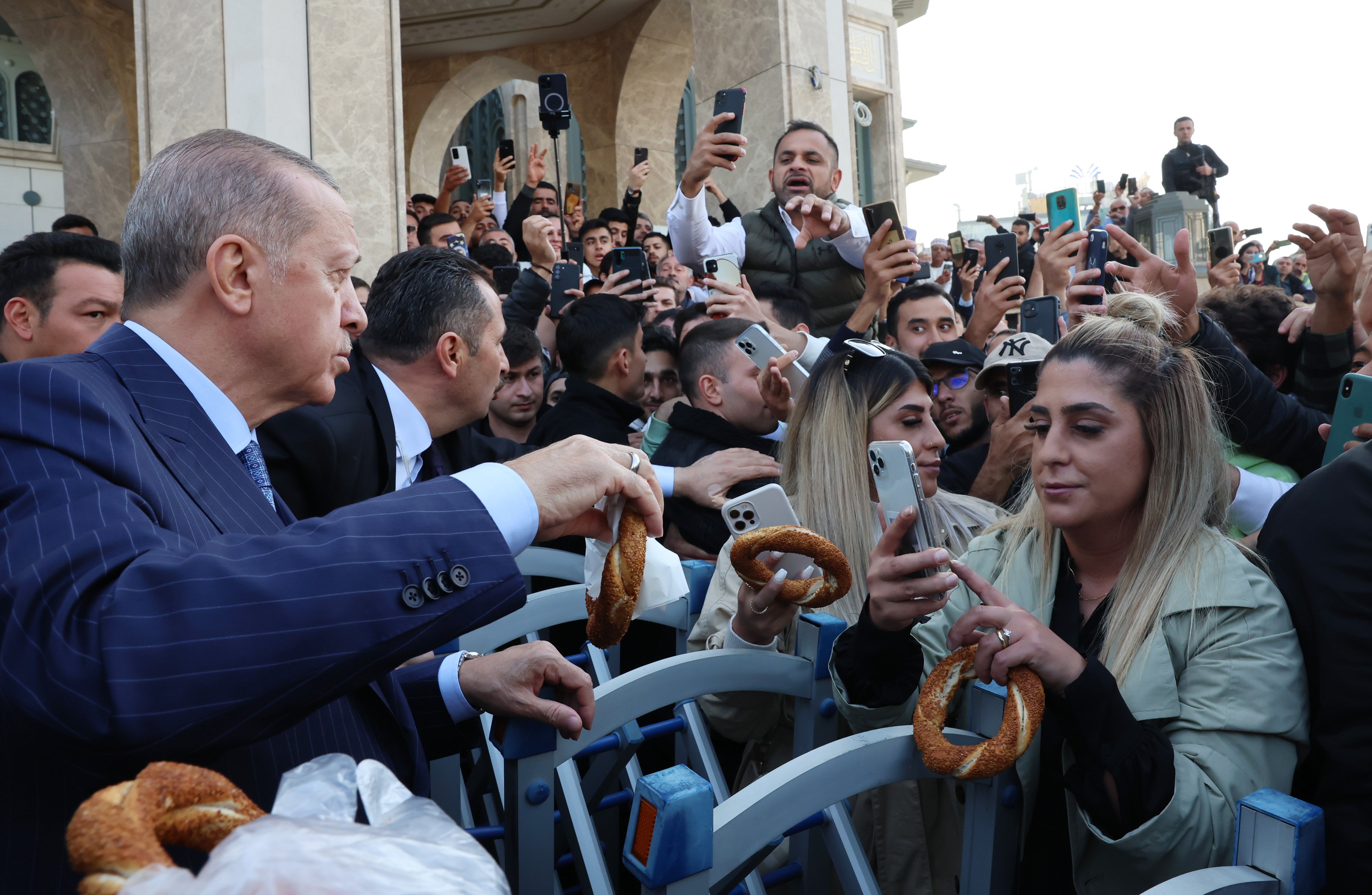 Erdoğan, Taksim de simit dağıttı