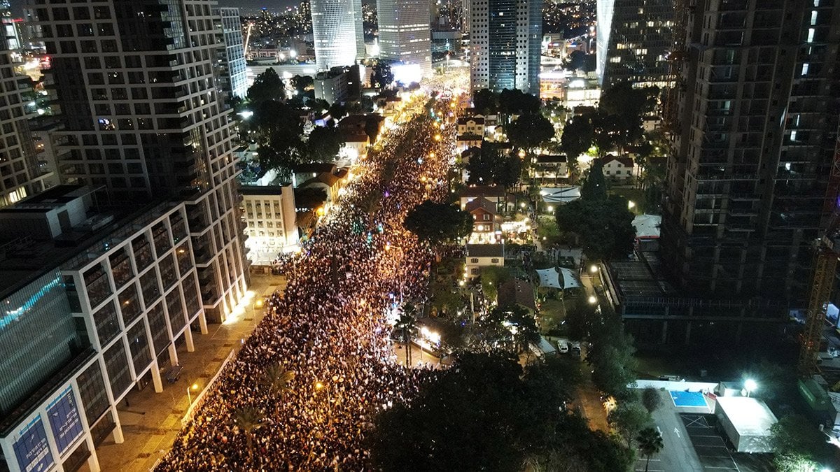 Binlerce kişi, Netanyahu hükümetine karşı yürüdü