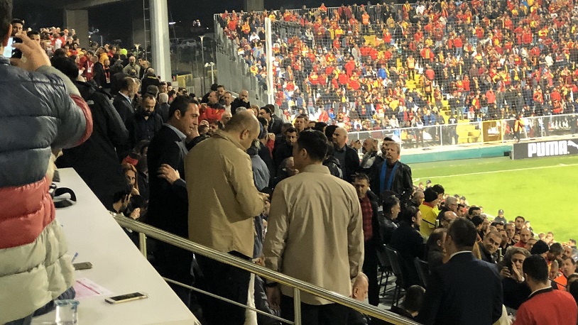 Ali Koç ve Göztepeli taraftarlar arasında gerginlik!
